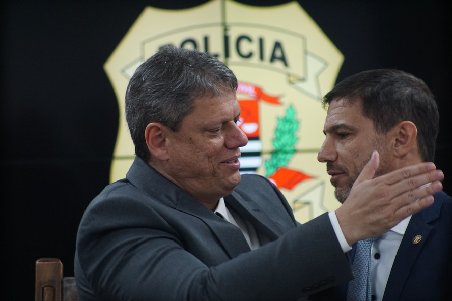O governador Tarcísio de Freitas (Republicanos) com o delegado-geral da Polícia Civil, Artur Dian