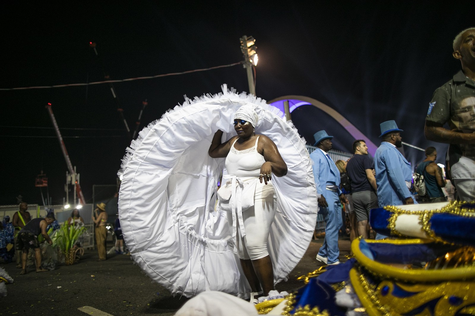 Ao fim do desfile é hora de guardar a saia para, quem sabe, voltar no desfiles das campeãs — Foto: Guito Moreto/Agência O Globo