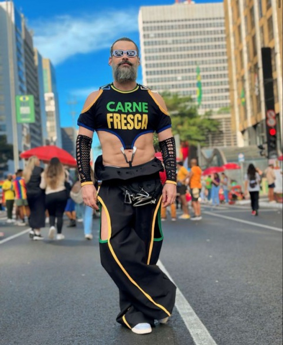 Carmo Dalla Vecchia rebateu uma internauta que criticou seu look ousado e sexy na Parada Gay de São Paulo: “Obrigado pelo engajamento. Peço que continue”, escreveu o ator — Foto: Reprodução / Instagram