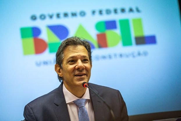 O ministro Fernando Haddad sorri durante a coletiva onde detalhou o novo arcabouço fiscal do governo Lula
