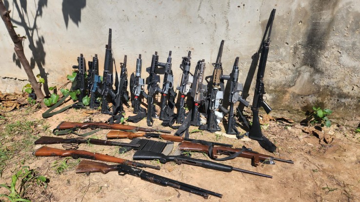 Armas apreendidas pela Polícia Civil em operação de desarticulação de milícia ligada a Tandera