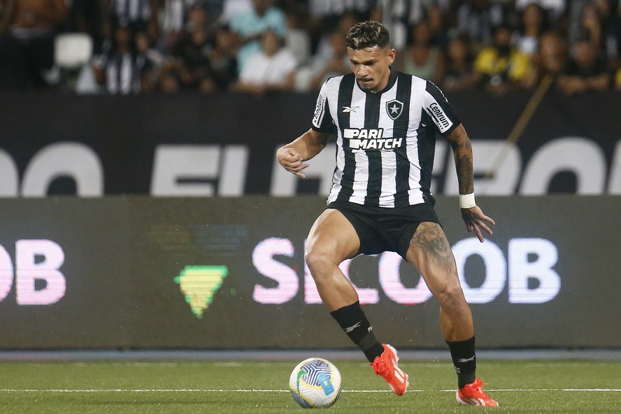 Tiquinho Soares em campo pelo Botafogo