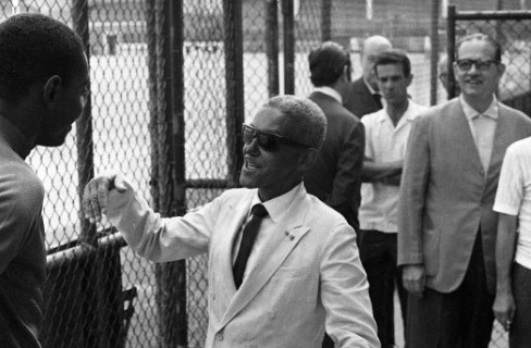Cartola em sua primeira visita à sede do Fluminense, nas Laranjeiras, em 1969