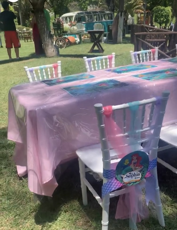 As mesas destinadas às crianças — Foto: Reprodução/Instagram
