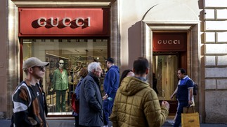 Pedestres passam por uma loja Gucci no centro de Roma, Itália. Marca pertence ao conglomerado Kering.  Foto: Alessia Pierdomenico/Bloomberg