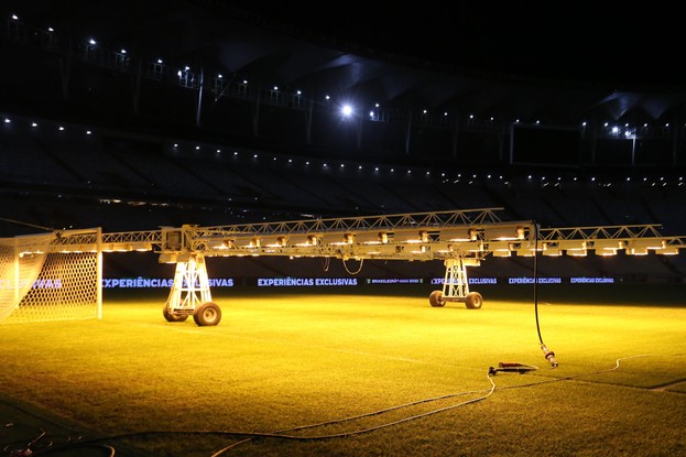 Plataformas de tratamento por iluminação artificial no gramado do Maracanã