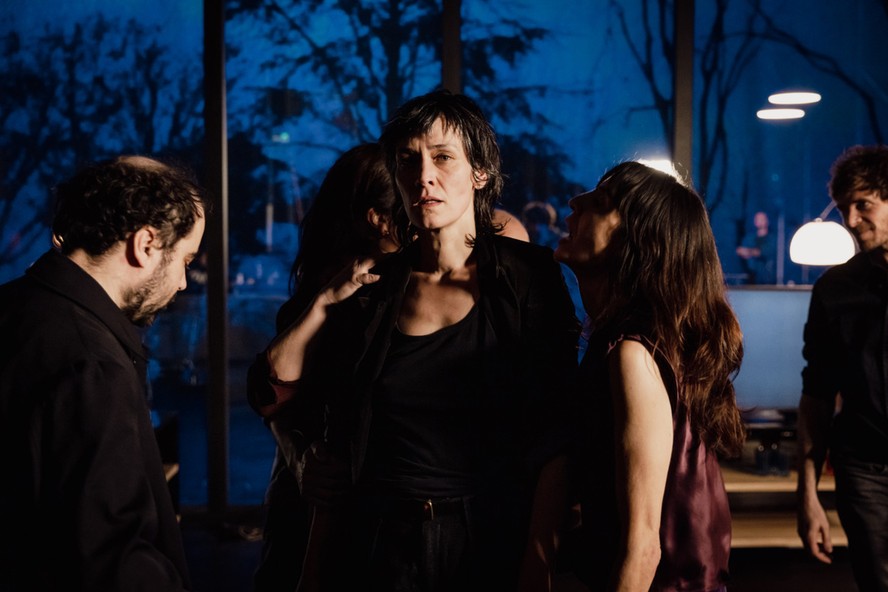 A atriz francesa Clotilde Hesme como a “Hamlet” na montagem da diretora brasileira Cristiane Jatahy, em Paris