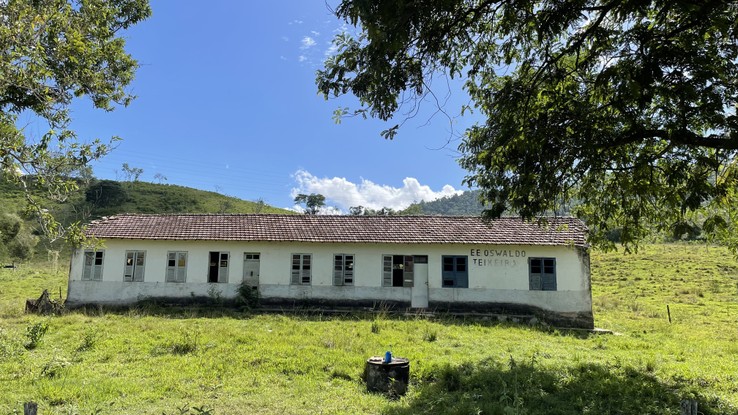 A Escola Estadual Osvaldo Teixeira, na Estrada do Caxito, em Maricá, está desativada há décadas