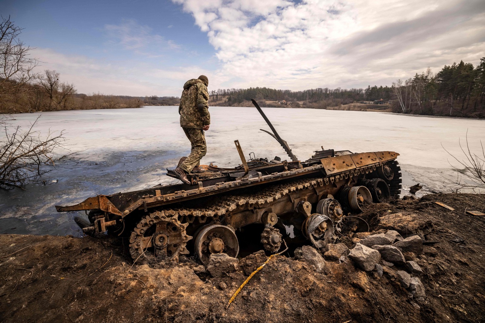 Soldado ucraniano se aproxima de tanque de guerra russo destruído em Trostyanets — Foto: FADEL SENNA / AFP