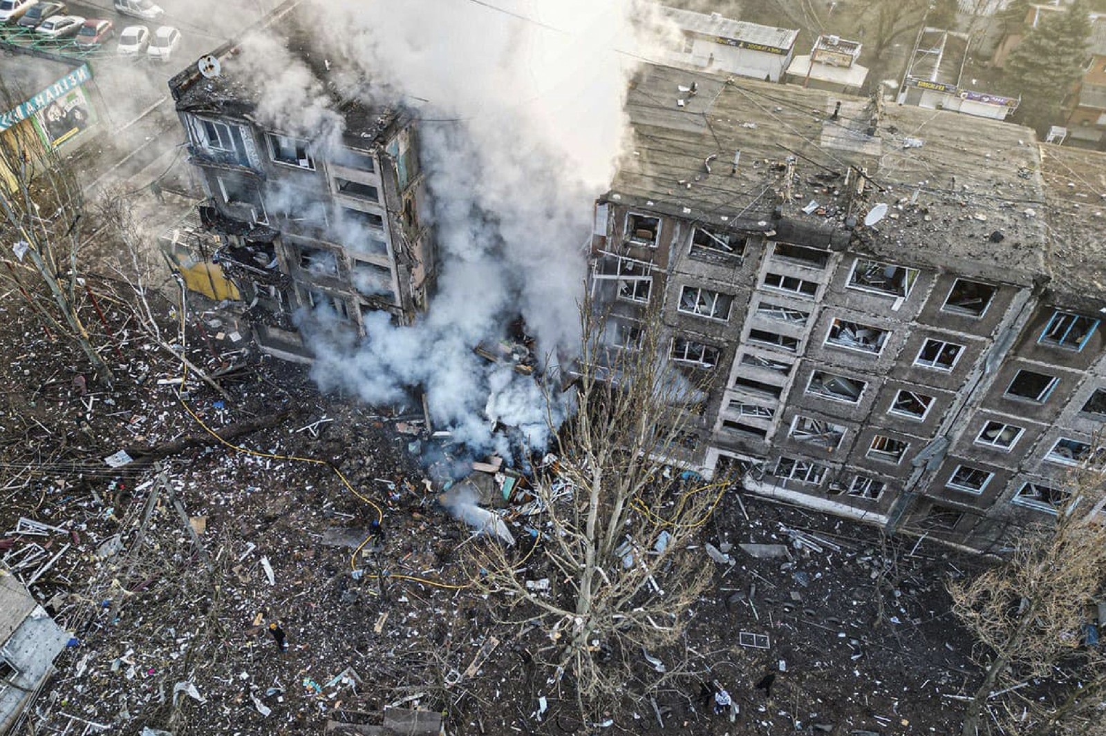 Complexo residencial bombardeado na Ucrânia — Foto: National Police of Ukraine/AFP