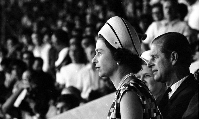 A rainha Elizabeth II assiste a amistoso no Maracanã, em 1968