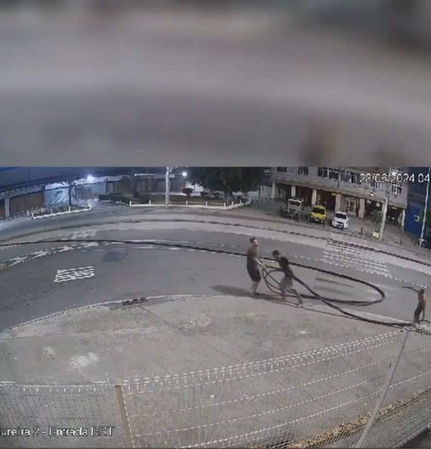 Homens roubam cabos próximo ao Terminal Paulo Portela, em Madureira