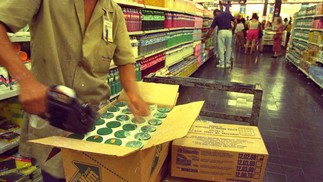 Funcionário remarca preço em supermercado em fevereiro de 1994. Antes do Plano Real, com a inflação galopante, preços mudavam até duas vezes por dia nos supermercados. — Foto: Agência O Globo - 28/02/1994