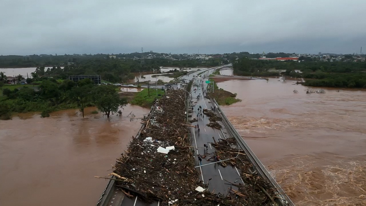 Recorte de vídeo divulgado pela Defesa Civil de São Paulo mostra a ponte inundada do rio Taquari, que faz parte da rodovia BR-396 que liga as cidades de Lageado e Estrela, na região do Vale do Taquari, no Rio Grande do Sul. — Foto: AFP FOTO / DEFESA CIVIL DE SÃO PAULO