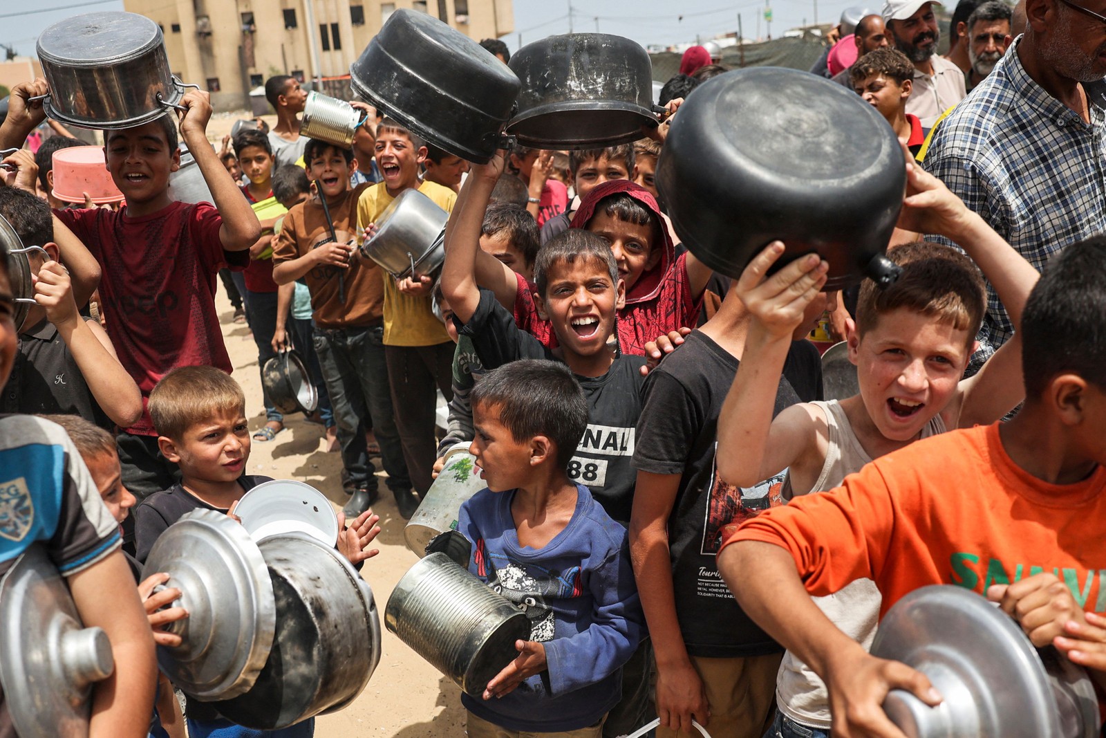 Crianças palestinas deslocadas fazem fila para receber comida em Rafah, no sul da Faixa de Gaza — Foto: AFP