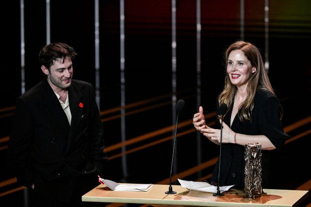 Arthur Harari e Justine Triet recebem o César Award de melhor roteiro por "Anatomia de uma queda"