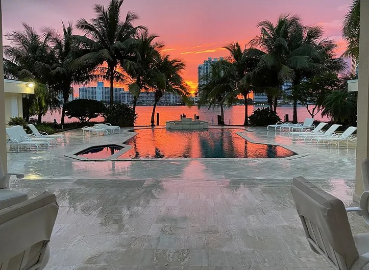 Mansão de Xuxa tem ampla vista para as águas de Miami