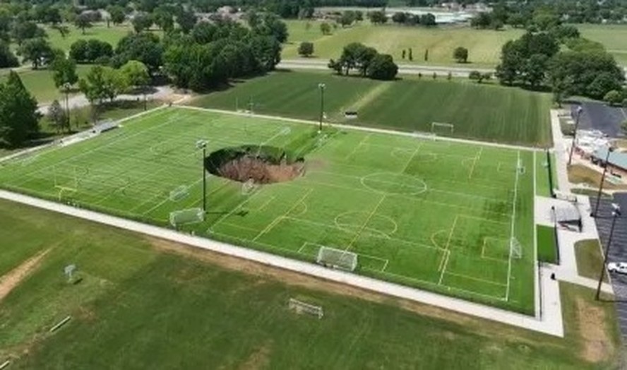 Vídeo mostra momento em que cratera de 30 metros 'engole' parte de campo de futebol nos Estados Unidos
