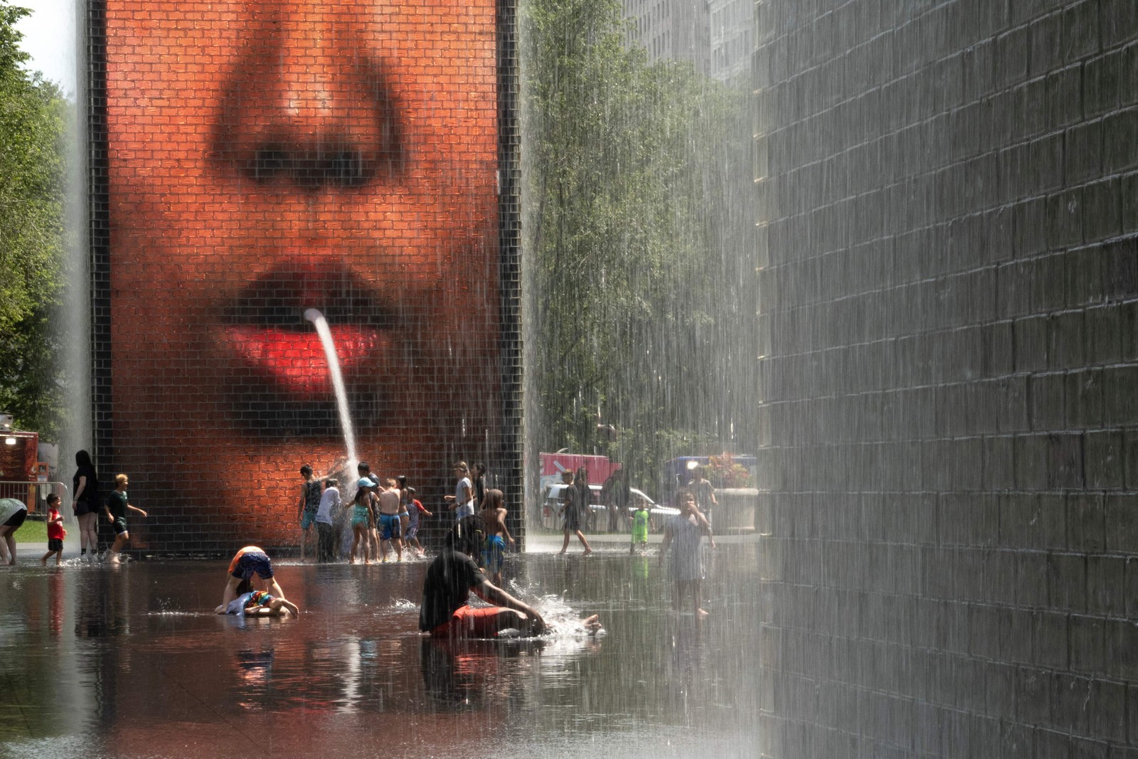 As pessoas se refrescam no Crown Fountain no Millennium Park enquanto as temperaturas atingiam recorde de calor em Chicago, Illinois. — Foto: Scott Olson/Getty Images/AFP