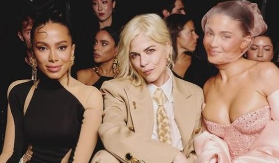 Anitta, Selma Blair e Kylie Jenner no desfile da Schiaparelli