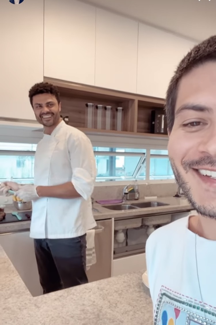 Arthur Aguiar na cozinha da nova casa com seu personal chef — Foto: Reprodução/Instagram