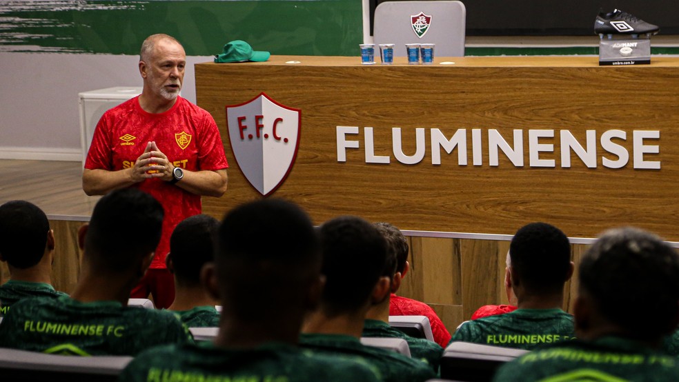 Mano Menezes conversa com o elenco do Fluminense — Foto: Marcelo Gonçalves/FFC