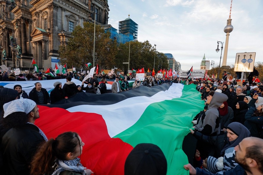 Imagens de manifestantes pró-Palestina em Berlim