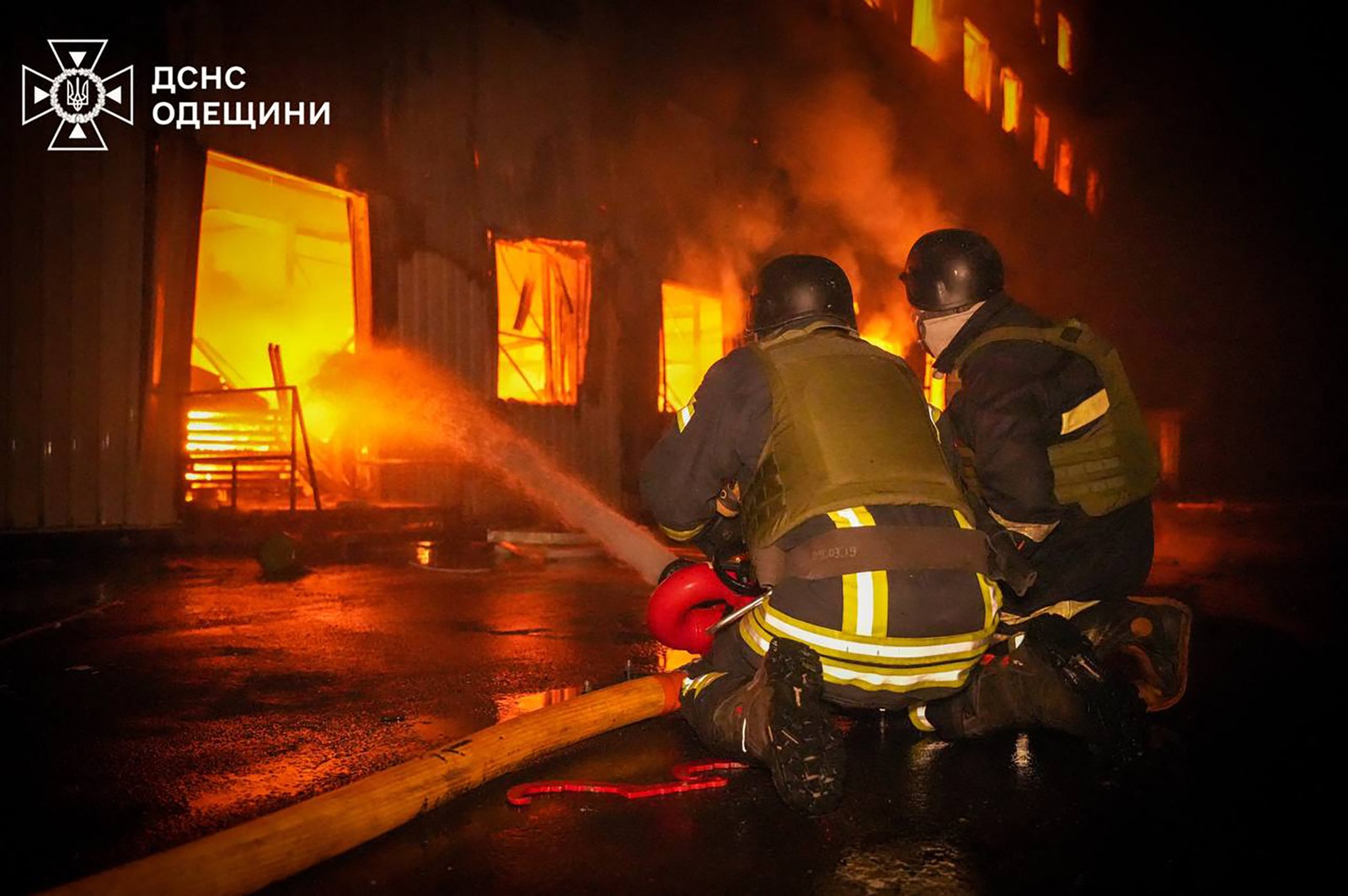 Fotografia tirada e divulgada pelo Serviço de Emergência Ucraniano, em 2 de maio de 2024, mostra equipes de resgate apagando um incêndio em um armazém danificado após um ataque com mísseis em Odesa. — Foto: SERVIÇO DE EMERGÊNCIA UCRÂNIO / AFP