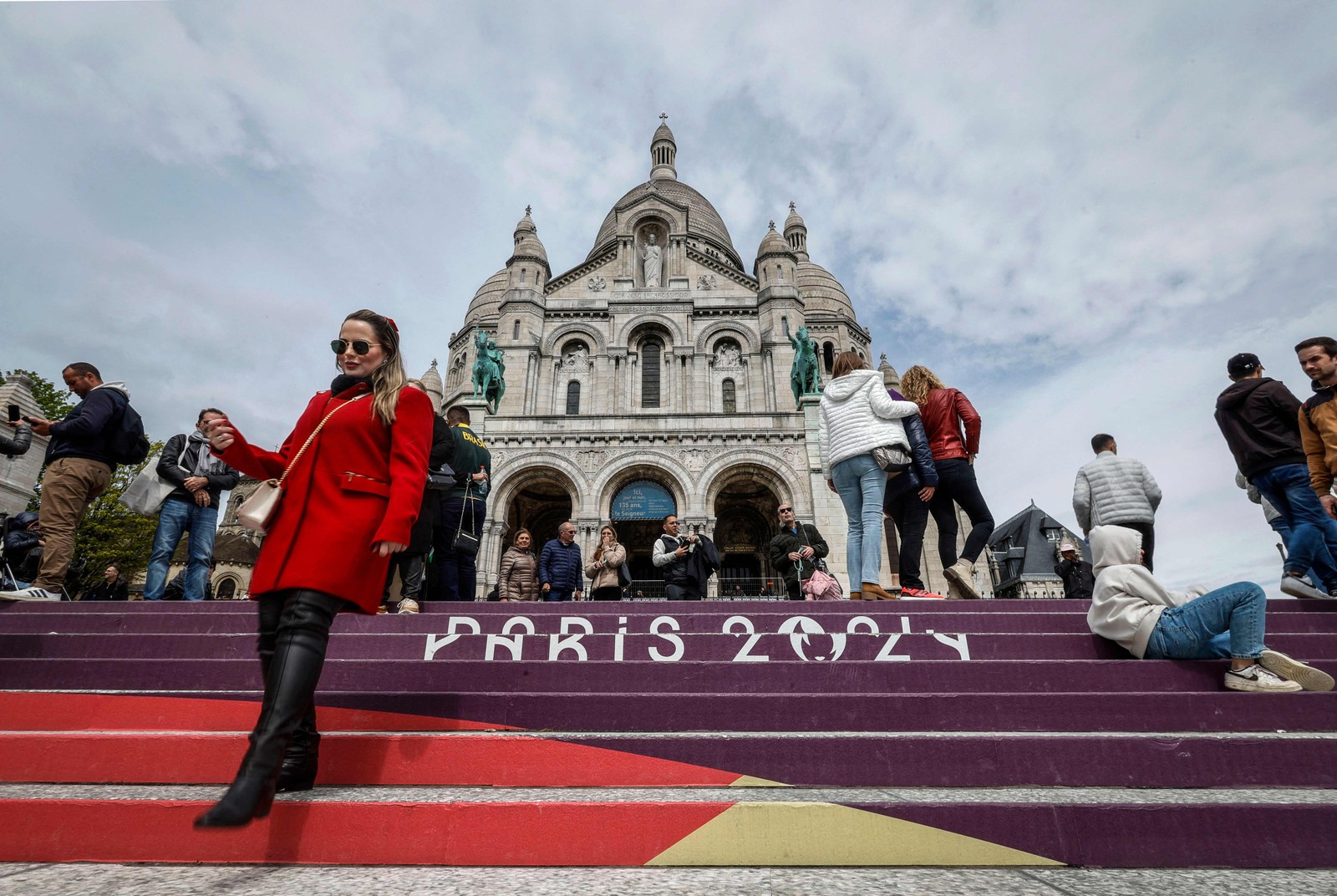 Cidade ganha pinturas temáticas para receber o evento. Na foto, escadaria em frente à Basílica de Sacre Coeur, no topo da colina de Montmartre, em Paris. — Foto: Geoffroy VAN DER HASSELT / AFP