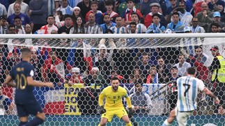 Rodrigo De Paul tenta um chute contra o gol da França  — Foto: Kirill KUDRYAVTSEV / AFP