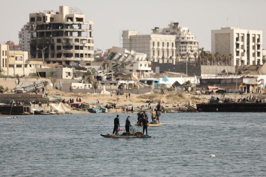 Pescadores palestinos navegam perto da costa da Cidade de Gaza