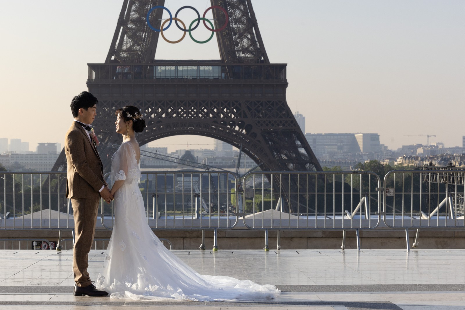 Anéis olímpicos na Torre Eiffel — Foto: AFP