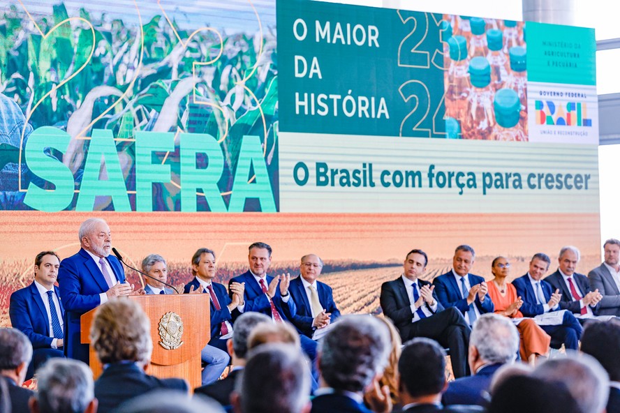 Lula discursa diante de autoridades no lançamento do Plano Safra
