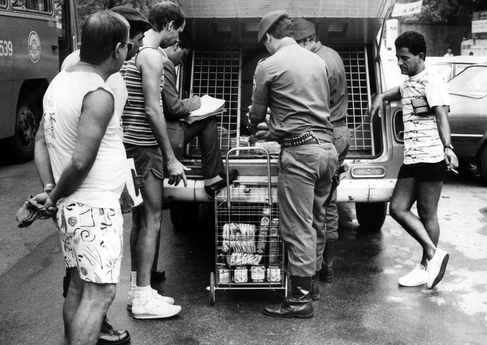 Em Vila Isabel, um camburão chamado por clientes de um supermercado, leva produtos com preços alterados e causam autuação — Foto: José Doval / Agência O Globo