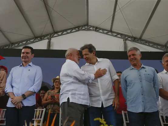 Lula elogia Fernando Haddad, por ter "coordenado" as negociações em torno da aprovação da Reforma Tributária