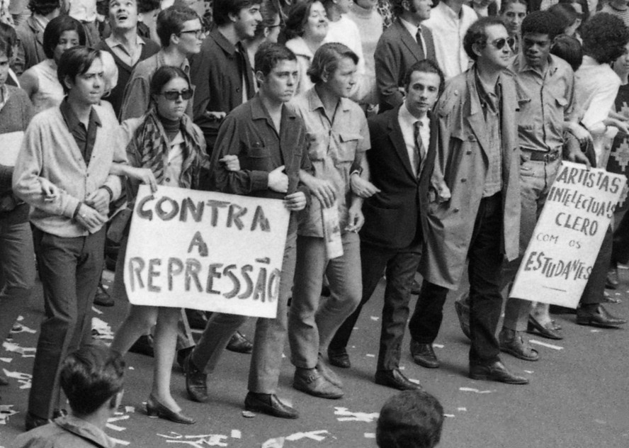 Chico Buarque em meio a fileira de artistas na Passeata dos Cem Mil, em 1968