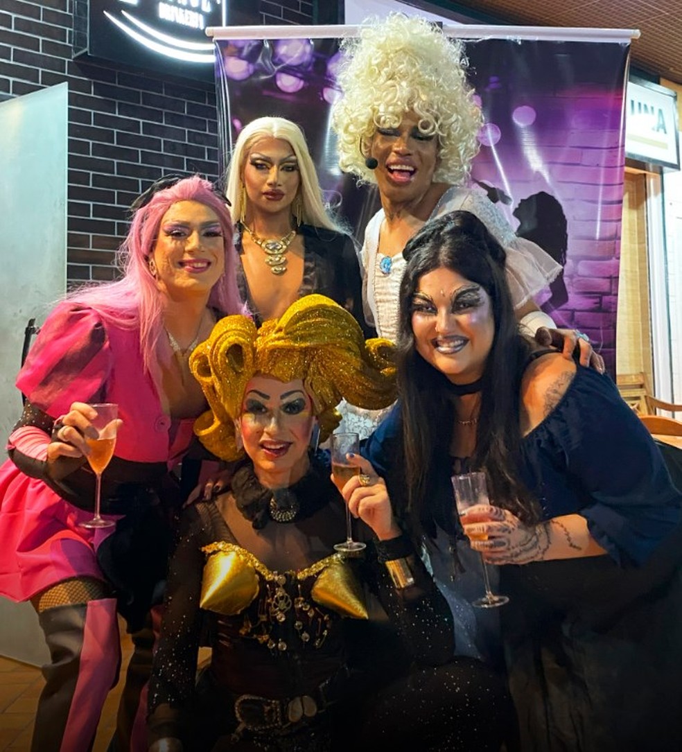 A Drinkeria  The Stage, no Barra Point, apresenta esquetes e números de dublagem  com drag queens todos os sábados, até novembro — Foto: Divulgação