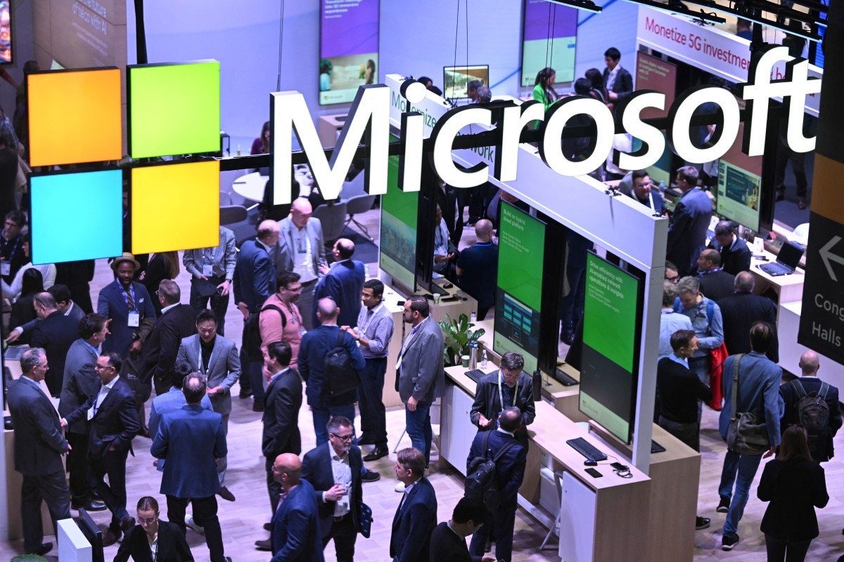 Pessoas visitam o estande da empresa de tecnologia norte-americana Microsoft durante o Mobile World Congress (MWC), o maior encontro anual da indústria de telecomunicações, em Barcelona, em 26 de fevereiro de 2024. — Foto: Pau Barrena