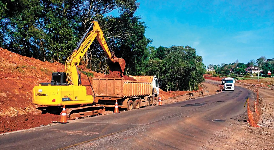 Obra de restauração de estrada no Vale do Taquari que ficou danificada depois de um deslizamento de terra que cobriu o asfalto; reparação de rodovias exigirá aportes de até R$ 9 bilhões