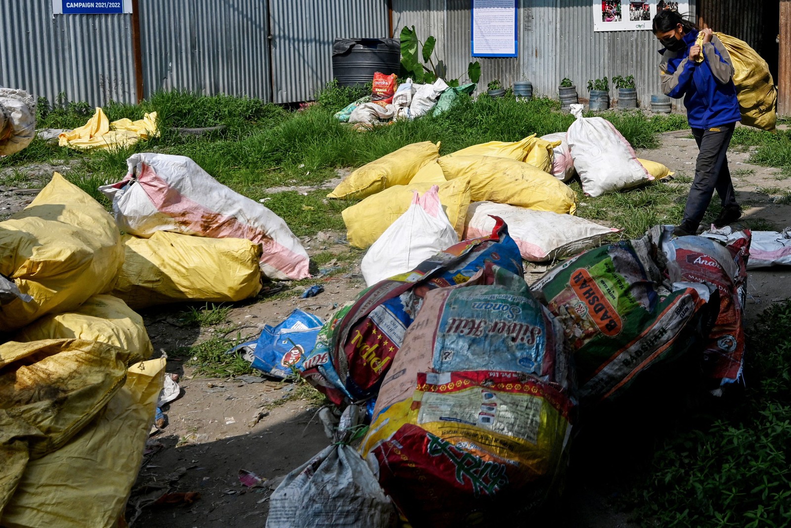 Campanha de limpeza, com um orçamento de mais de 600 mil dólares, empregou 171 guias e carregadores para trazer de volta 11 toneladas de lixo — Foto: Prakash Mathema/AFP