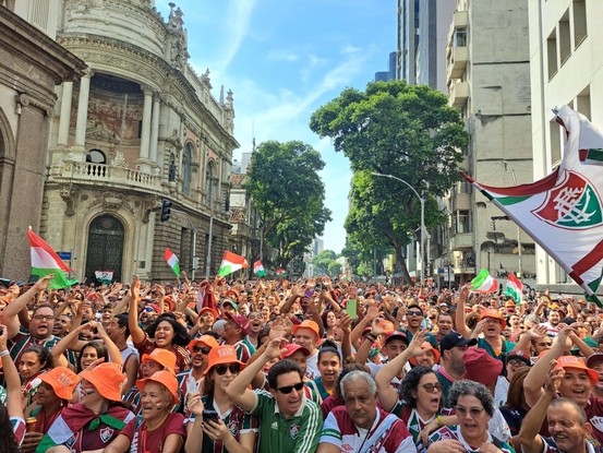Uma multidão comemora o título do Fluminense no Centro do Rio