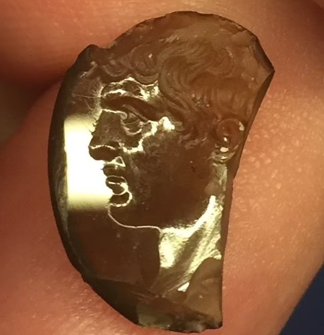 Uma das joias que se acredita ter sido roubada do Museu Britânico, retratada em seu estado quebrado — Foto: Reprodução