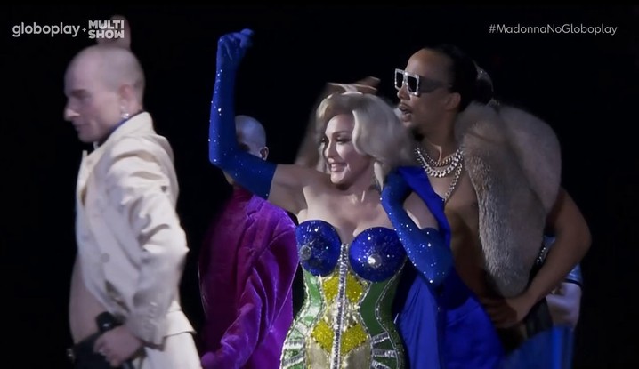 Madonna usa vestido com cores da bandeira do Brasil em show em Copacabana