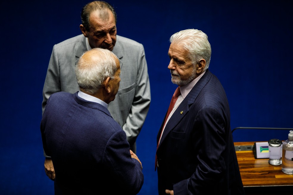 Líder do governo, Jacques Wagner (PT-BA), à direta, conversa com outros senadores durante a sessão do Senado em que Pacheco anunciou devolução de MP — Foto: Brenno Carvalho