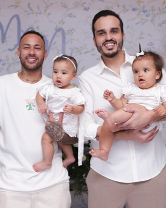 Neymar mostra imagens do batismo da filha, Mavie
