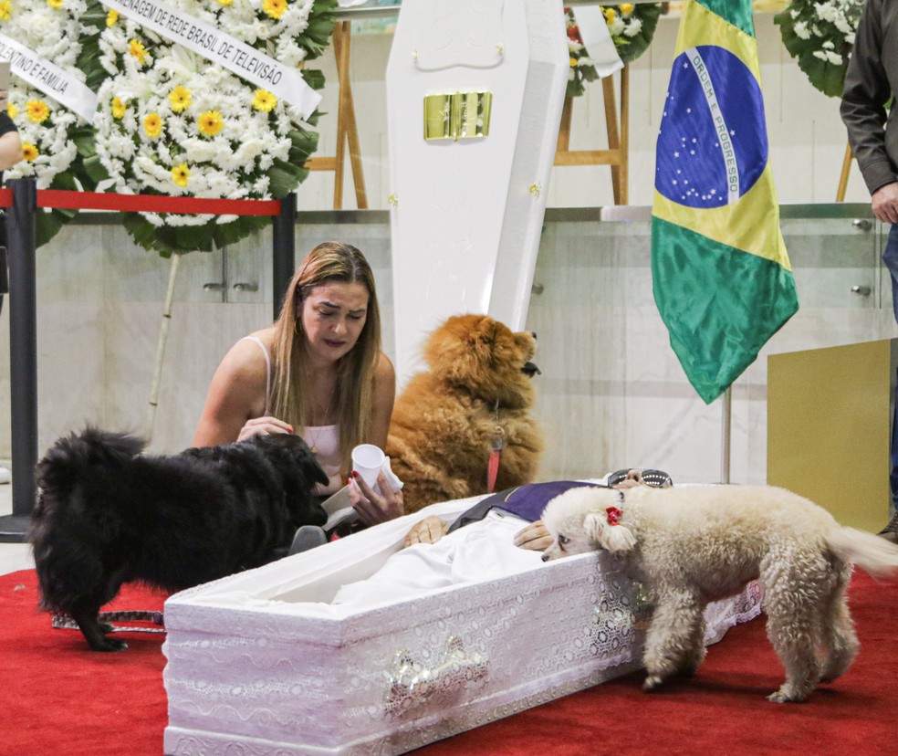 Com caixão no chão, viúva e cachorros de Nahim se despedem do cantor — Foto: Van Campos/AgNews