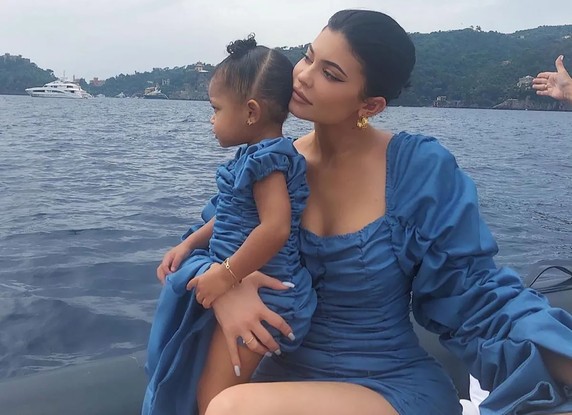 Kylie Jenner com sua filha, Stormi