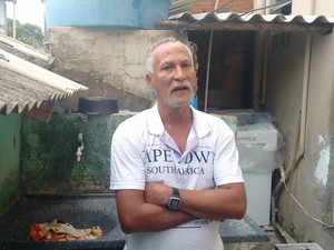 Gerson Gomes teve dengue hemorrágica há quase dois anos e diz que não abre mão dos cuidados na sua casa. (Foto: Diego Souza/G1)