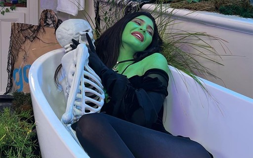 Kylie Jenner se empolga em Halloween e pinta corpo de verde em fantasia de bruxa