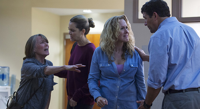 Sissy Spacek, Jacinda Barrett, Katie Finneran, Kyle Chandler (Jeff Daly/Netflix)